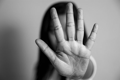 violence conjugale, image d'une femme qui montre sa main
